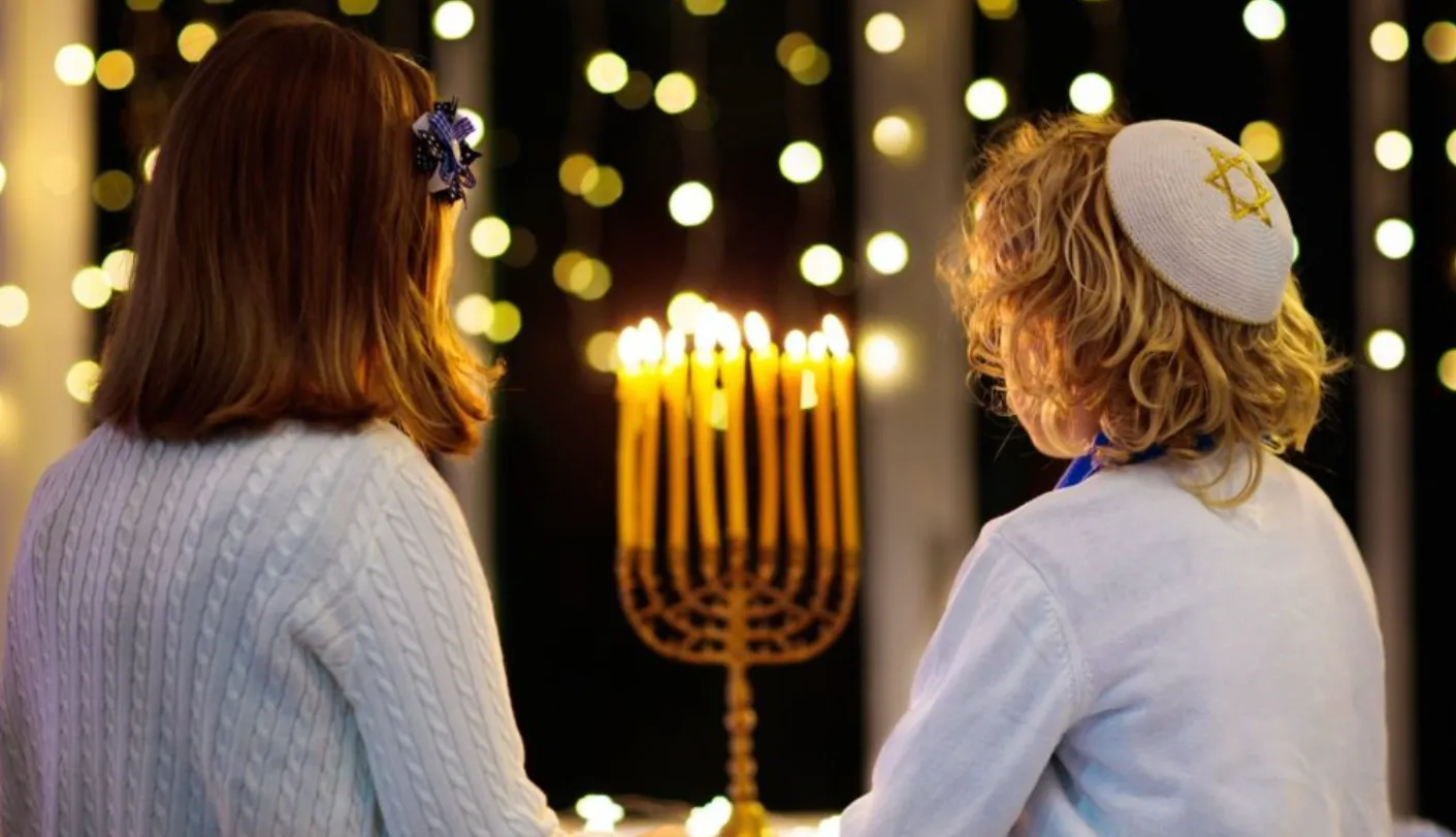 127+ Meaningful Hanukkah Prayers for Light, Hope, Family, and First Night Blessings
